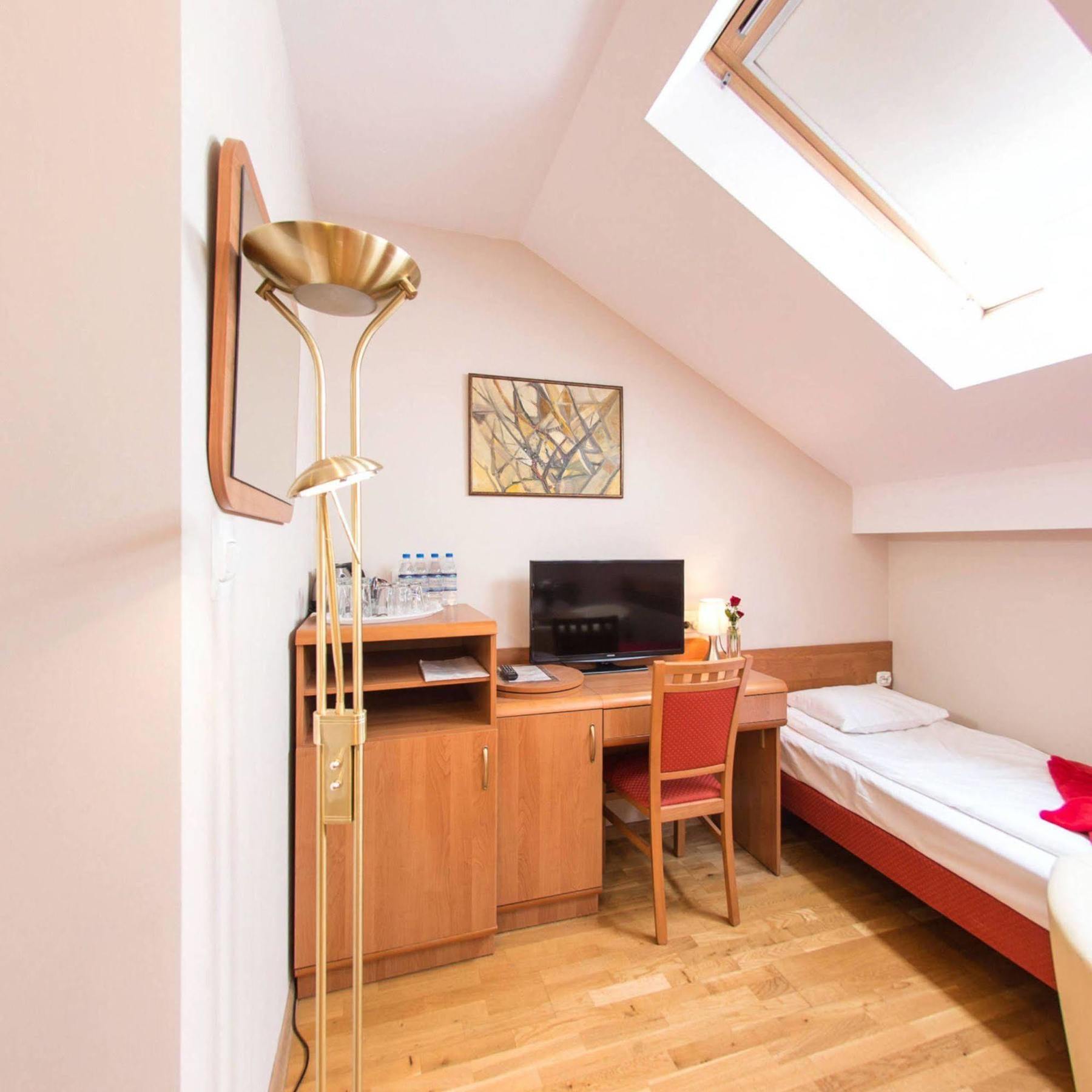 Kajzer Hotel apartamentowy 2*